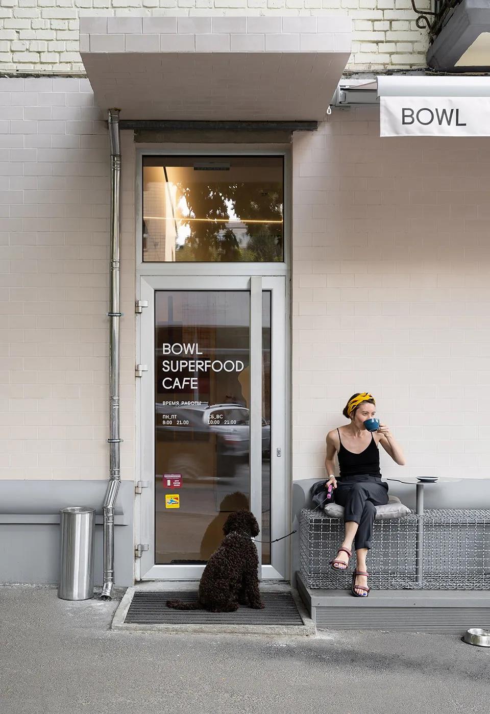 咖啡館設計，金屬網格結構的座椅