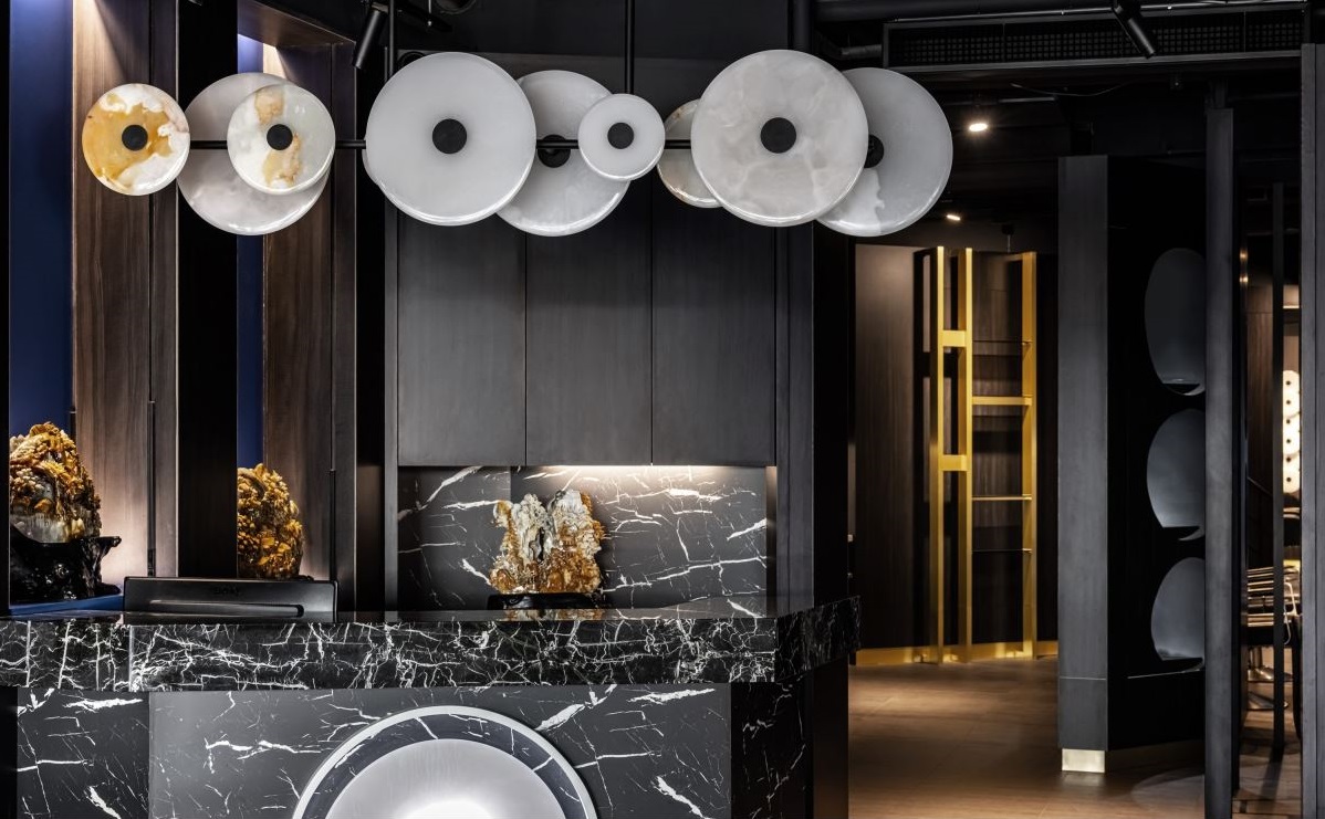 店面裝修設計:石之美異想世界！老房子翻新變身奢華風發廊